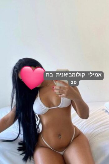 לטינית אש כוסית עם חזה ענק