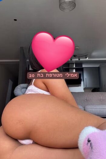 לטינית אש כוסית עם חזה ענק